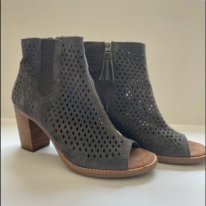 Tom’s Majorca, grey suede perforated peep toes bootie.